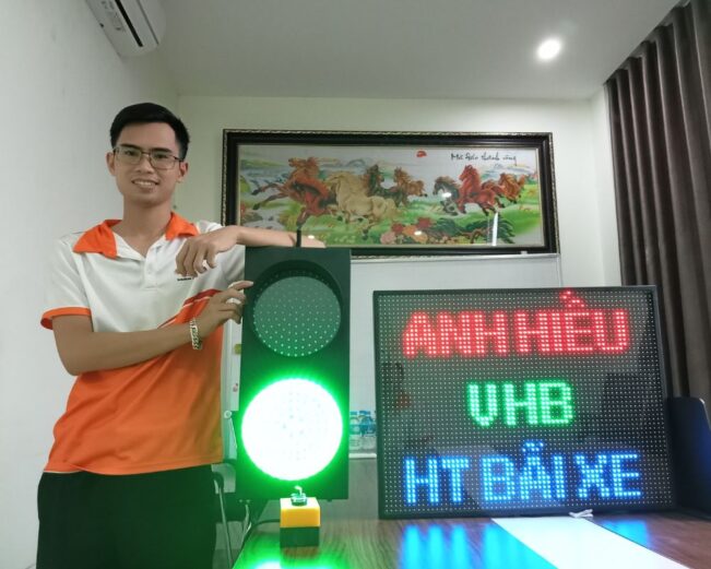 Hình ảnh thực tế đèn xanh đỏ D200