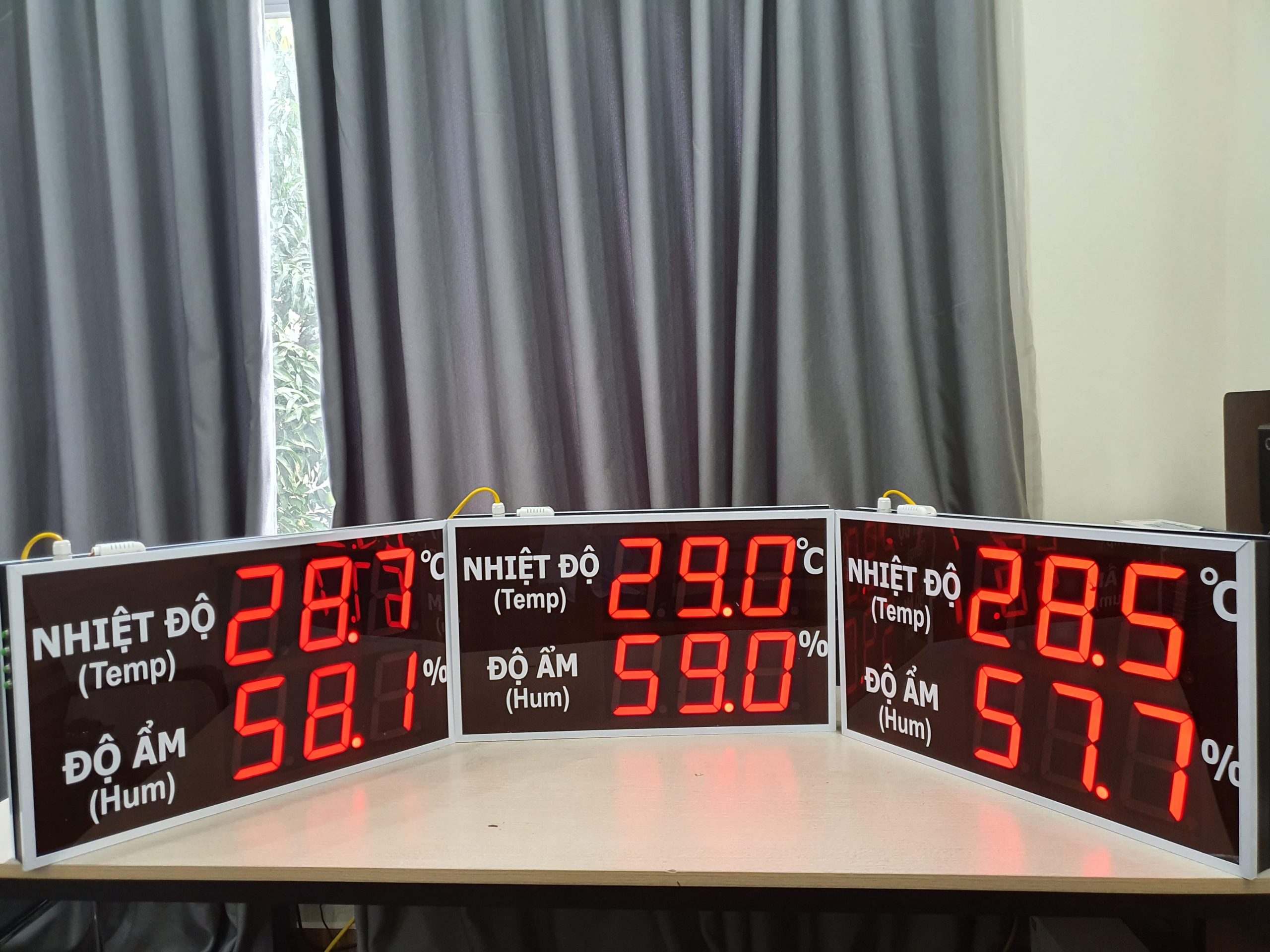 Hình 2: Đồng hồ led nhiệt độ giám sát online phòng sever