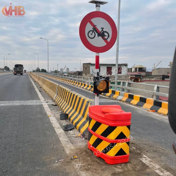 Đèn Chớp Vàng D300 Năng Lượng Mặt Trời