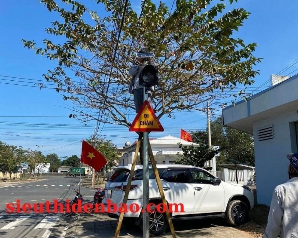 Đèn tín hiệu giao thông chớp vàng NLMT D300