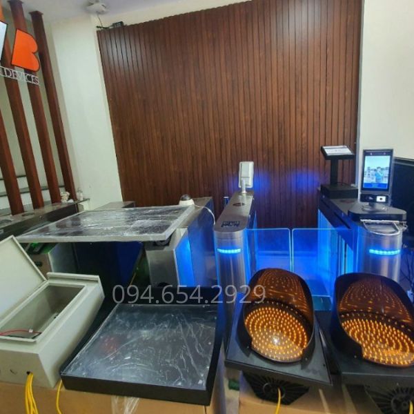 Đèn tín hiệu giao thông chớp vàng NLMT D300